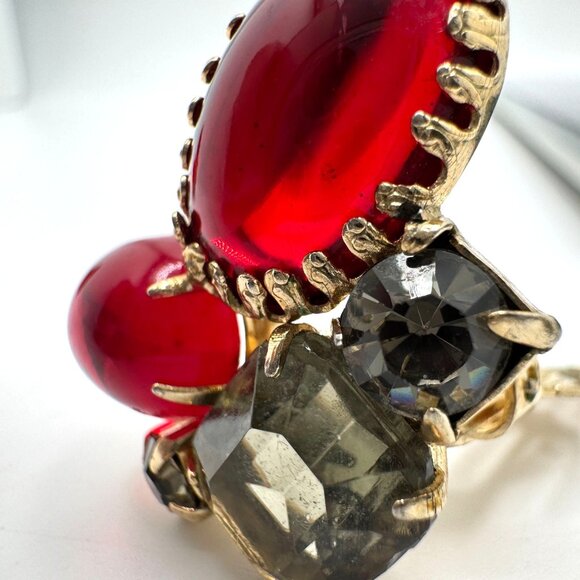 Regency Clip-On Earrings Ruby Red Glass Cabochons Oval Smoky Rhinestone Vintage - Picture 6 of 8